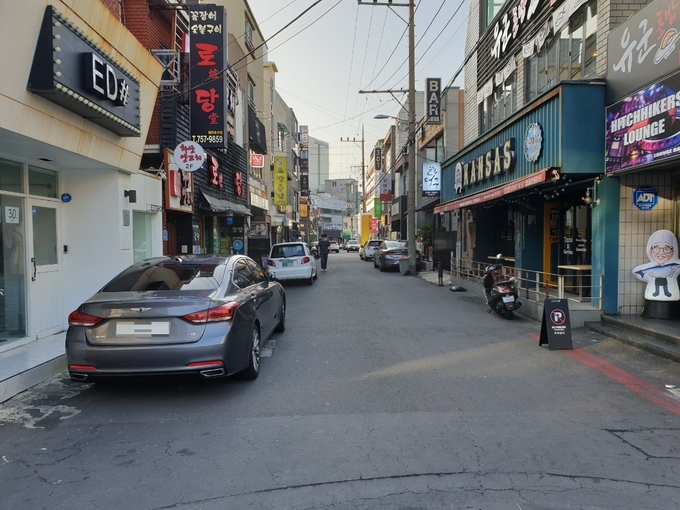 18일 오후 6시20분 제주시청 대학로 일대가 한산한 모습을 보이고 있다.