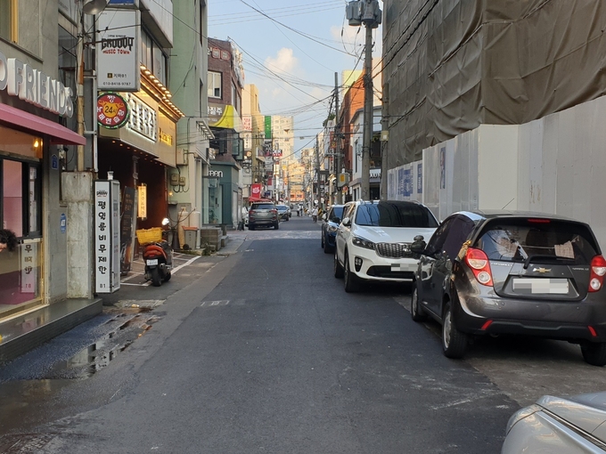 18일 오후 6시20분 제주시청 대학로 일대가 한산한 모습을 보이고 있다.