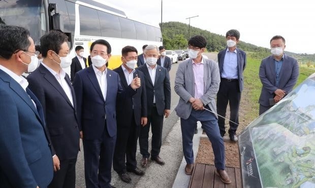 김영록 전라남도지사가 18일 해남 오시아노 관광단지 개발계획도 현장 앞에서 황희 문화체육부장관에게 개발 현황을 설명하고 있다.