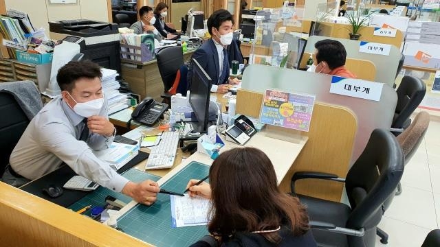 대전의 한 은행에서 고객이 직원에게 대출상담을 받고 있는 모습. 박영문·정민지 기자