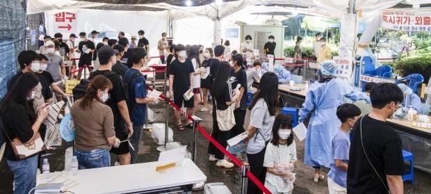 코로나19 확진자수가 다시 1천800명대로 늘어난 18일 오전 광주 광산구보건소에 마련된 선별진료소에서 시민들이 검사를 받기위해 줄지어 서있다./최현배 기자choi@kwangju.co.kr