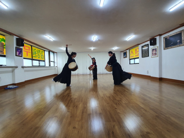(사)한국전통춤협회 부산지부는 28일 오후 6시 국립부산국악원 예지당에서 창립공연 ‘2021 부산 전통춤 문화제’를 펼친다. 사진은 이날 공연에서 선보일 진도북춤을 연습하는 모습. (사)한국전통춤협회 부산지부 제공