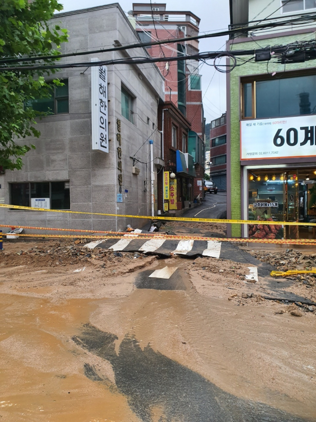 부산 부산진구 양정교차로 인근 도로가 파손돼 복구를 진행 중이다. 부산경찰청 제공