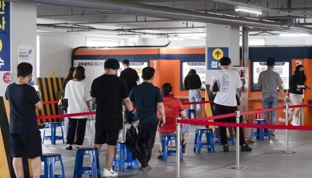 지난 23일 광주 북구 효죽주차장에 마련된 북구 선별진료소에서 코로나 19검사를 받기 위한 시민들의 발길이 이어지고 있다./최현배 기자choi@kwangju.co.kr