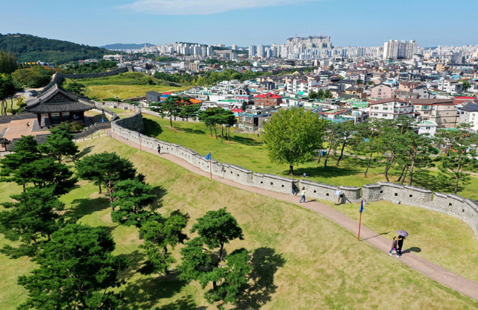 수원 팔색길 화성성곽길에 속한 동장대 인근 전경. /수원시 제공