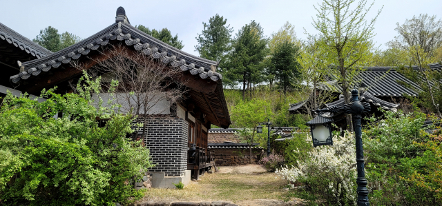 영양 두들마을은 소설가 이문열의 고향이며 최초의 한글 조리서인 장계향 음식디미방이 있다.