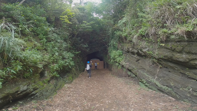 아시아태평양전쟁 당시 당시 탄약고, 통신실 등으로 쓰인 제주 셋알오름 동굴진지. 제주도에 위치한 동굴 진지 중 최대 규모를 자랑한다.