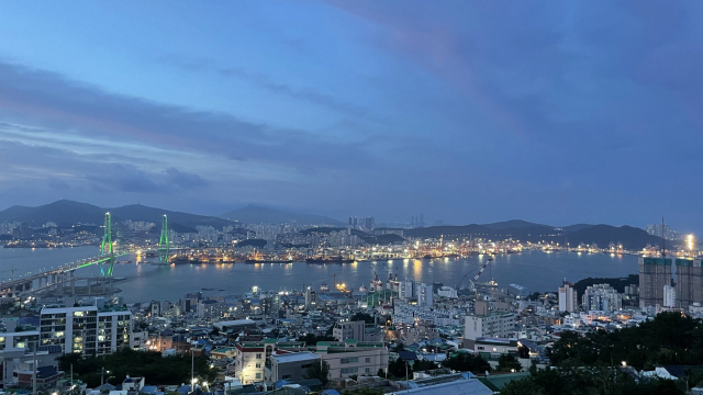 영도해돋이전망대에서 본 부산항 야경.