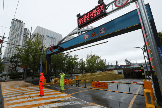 지난 21일 부산지역에 호우경보가 발효된 뒤 부산 동구 초량동 초량 제1지하차도가 통제됐다. 정대현 기자 jhyun@