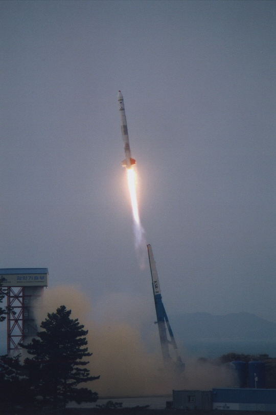 2002년11월 한국 최초로 액체추진 과학로켓(KSR-3) 발사됐다. 사진=한국항공우주연구원 제공