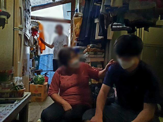 주위에 논과 밭뿐인 한 외딴집에 살고 있는 배미영(가명·61) 씨의 가족. 지적 장애 아들의 저장 강박증으로 집엔 짐들이 많다. 배주현 기자
