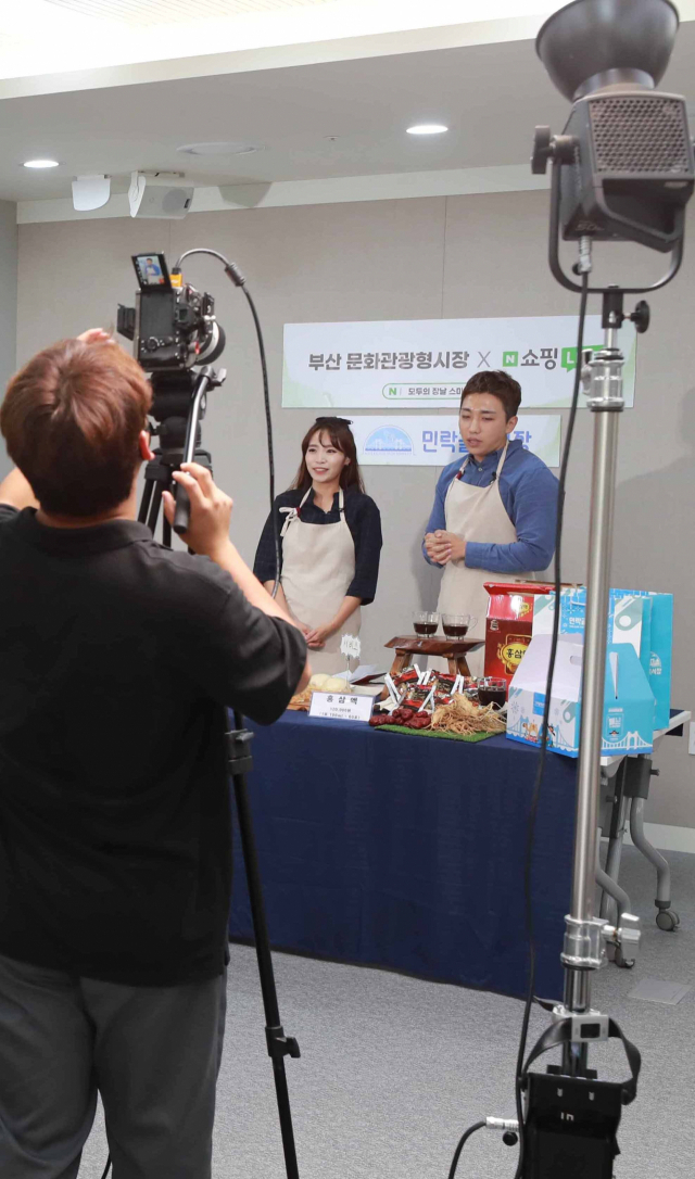 30일 부산 중구 소상공인시장진흥공단 부울경본부에서 ‘민락골목시장’을 소개하는 방송이 진행 중이다. 김경현 기자 view@