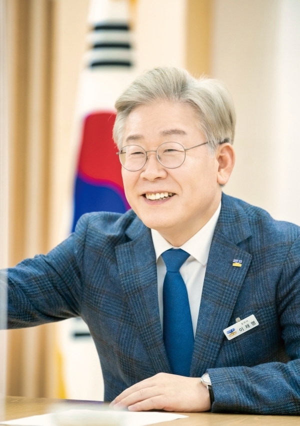 이재명 더불어민주당 대선 경선 후보는 공약으로 △전환적 공정성장 △기본소득으로 경제 발전과 분배 정의의 기반 마련 △기본주택 공급 및 부동산 안정화 실현 △기본대출 시행으로 금융기본권 보장 △여성이 불안하지 않은 나라, 청년에게 희망을 주는 나라를 제시하고 있다. ▲생년월일=1964년 12월 22일 ▲주요 경력=제35대 경기도지사, 제19·20대 성남시장, 변호사 ▲학력=중앙대 법학과, 중·고교 검정고시