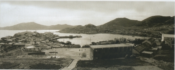 1980년대 추자도 전경. 사진 가운데에 추자초등학교 운동장이 자리 잡고 있는데, 학교에서 뛰놀고 있는 학생들이 눈에 띈다. 사진 왼쪽은 대서리 마을, 사진 오른쪽은 영흥리이며 추자보건소가 위치해 있다. 양태교는 추자에서 9년을 보내며 교육·봉사 활동 등 펼쳤다.
