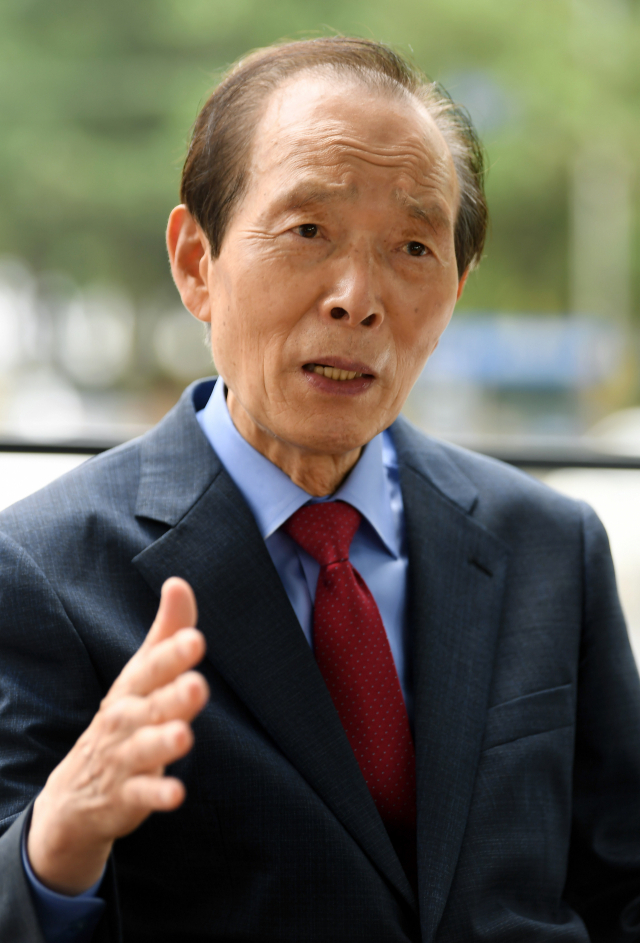 국민의힘 장기표 대선 예비주자가 경남신문 1층 카페에서 가진 인터뷰에서<br>
지역경제를 살리는 방안에 대해 이야기하고 있다./김승권 기자/