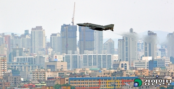 수원 군공항 이전 문제가 수년째 난항을 거듭하면서 군공항 인근 수원·화성지역 주민들의 피해만 커져 가고 있다. 공군 제10전투비행단 군공항에서 F-4 전투기가 수원 상공으로 이륙하고 있다. /경인일보DB