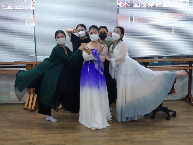‘춤패뉘와 함께하는 무용열전’에 참여하는 무용수들.