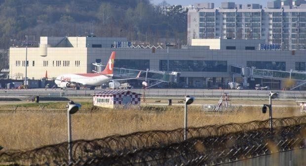 민간·군공항이 공동 배치된 광주시 광산구 소재 광주공항 계류장에 민간항공기가 대기 중인 모습. <광주일보 자료사진>
