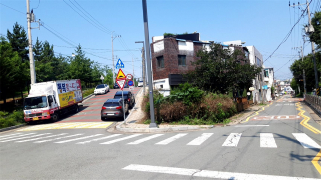 대구 수성구 동문초 스쿨존 인근 효행로2길과 화랑로34길 갈림길 앞에 놓인 횡단보도. 윤정훈 기자