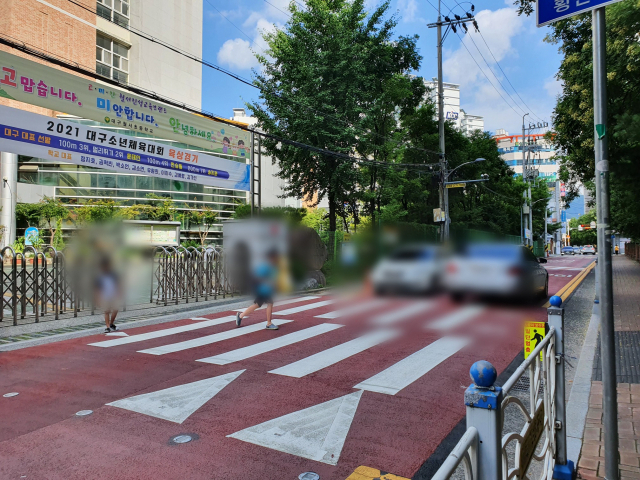 지난 27일 달서구 월서초등학교 앞에서 아이들이 차량을 피해 횡단보도를 건너고 있다. 배주현 기자