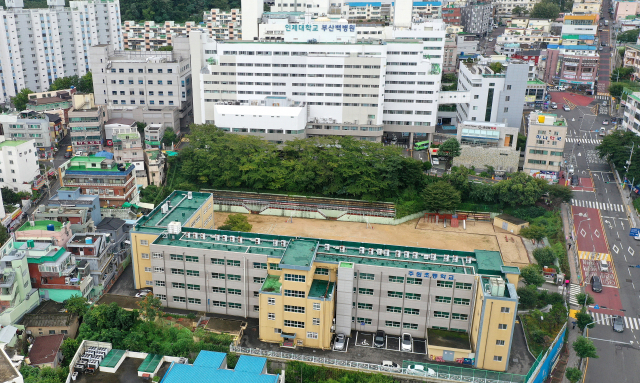 부산 부산진구 백병원이 병원 앞 주원초등학교의 통폐합 서명운동을 추진해 비판이 일고 있다. 백병원과 주원초등 전경. 정종회 기자 jjh@