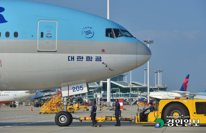 인천공항 항공기 이동 작업. /경인일보 DB