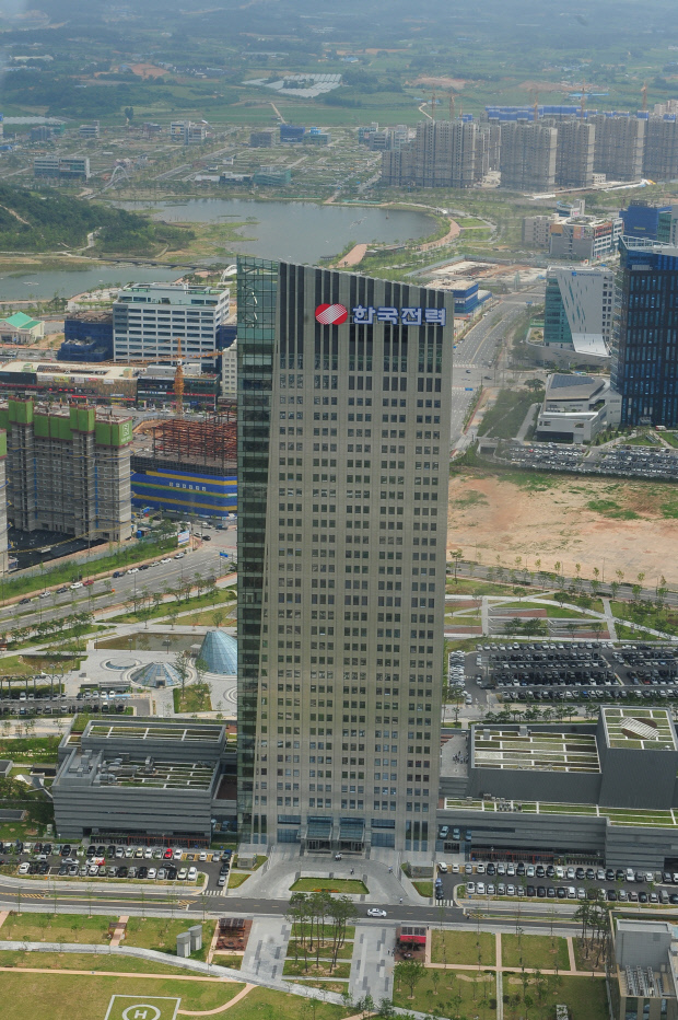 오는 2025년 한전 부채는 80조원을 돌파할 것으로 전망됐다. 한전 나주 본사 전경.<광주일보 자료사진>