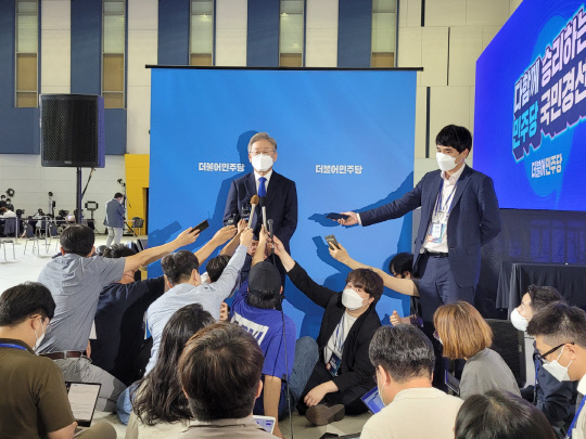 이재명 민주당 후보가 4일 대전 컨벤션 센터에서 열린 대전·충남 경선 결과 발표 후 기자들과 간담회를 갖고 있다. (사진=강정의 기자)