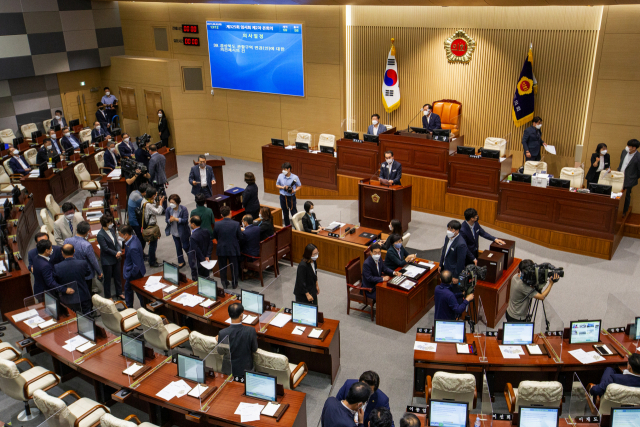 2일 경북도의회가 군위 대구 편입 관련 경상북도 관할구역 변경(안)에 대한 의견 제시의 건 표결을 하는 모습. 경북도의회 제공