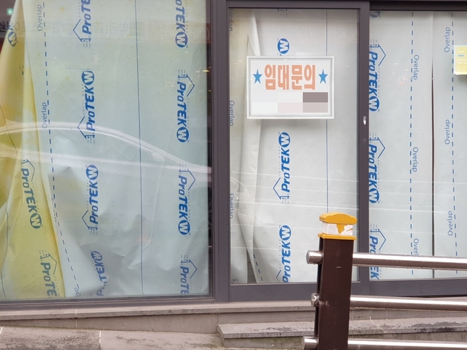 누웨마루거리 한 점포에 임대 문의가 내걸려 있다.
