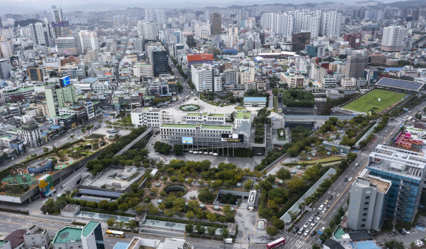광주 아시아문화중심도시 조성사업의 핵심인 아시아문화전당은 개관 6년째를 맞는 현재까지도 대표 브랜드나 킬러 콘텐츠 하나 없는 ‘문화발전소’라는 비판에 직면해 있다. 향후 아시아문화원을 흡수·통합해 새롭게 출범하는 문화전당은 설립 목적에 맞는 세계적인 문화기관으로 발돋움해야 한다는 목소리가 높다. /최현배 기자 choi@kwangju.co.kr