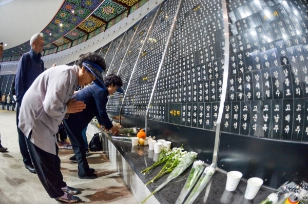 제주4.3평화공원 내 4.3희생자 위패가 모셔진 봉안실에서 유족들이 참배하고 있다.