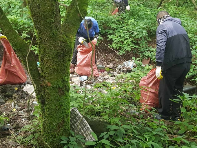 한라산국립공원관리소 직원들이 지난달 한라산국립공원 내 물장오리 주변에서 쓰레기를 수거하는 모습.