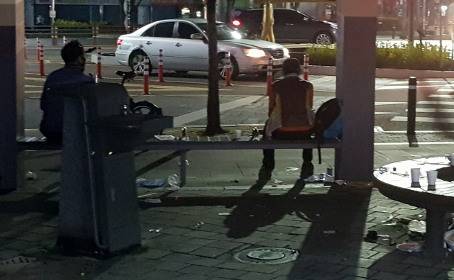 8일 오전 5시쯤 대구 원대신시장 인근 일용직 근로자들이 일감을 찾아 기다리고 있는 모습. 변선진 기자