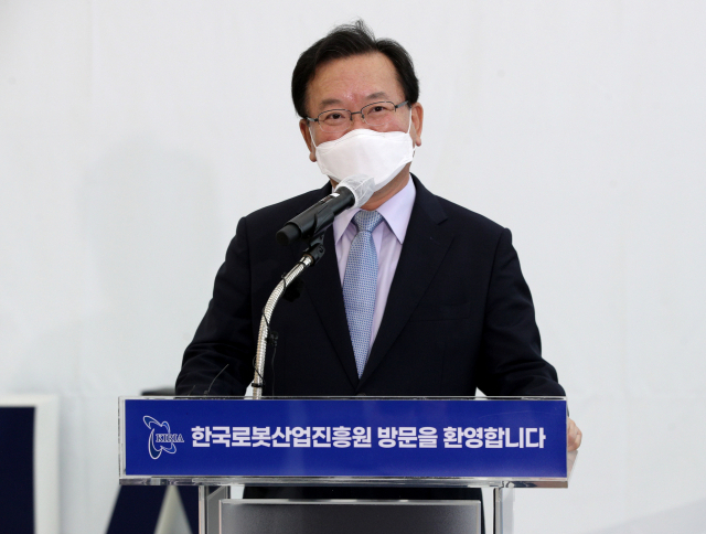 김부겸 국무총리가 9일 오후 대구 북구 한국로봇산업진흥원을 찾아 인사말을 하고 있다. 김영진 기자 kyjmaeil@imaeil.com
