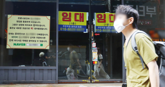 코로나19 사태가 장기화되면서, 한국 자영업자들은 끝이 보이지 않는 긴 터널에 갇혀 버렸다. 정부, 시민 등 사회 구성원 모두가 자영업자를 위해 관심을 쏟을 때이다. 부산 중구 남포동의 한 음식점에 폐업을 알리는 안내문이 붙어 있다. 정종회 기자 jjh@