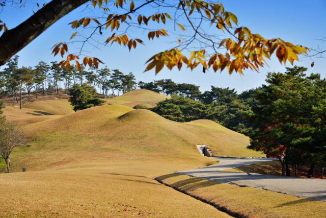 문화재청은 ‘공주 송산리 고분군’을 ‘공주 무령왕릉과 왕릉원’으로, ‘부여 능산리 고분군’은 ‘부여 왕릉원’으로 명칭 변경한다. 사진은 ‘공주 무령왕릉과 왕릉원’. 문화재청 제공
