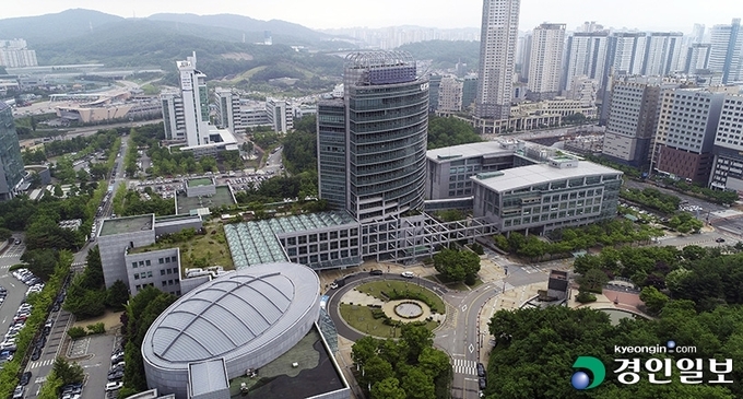 9일 경기도와 수원시가 '공공기관 이전 부지의 발전적 활용 방안 모색을 위한 업무협약'을 체결하고 수원소재 경기도 산하기관 이전 자리에 기업들을 유치하기로 했다. 사진은 IT·BT 등 고부가가치 전략 산업을 육성하겠다는 대안을 제시한 광교테크노밸리.2021.9.9/김도우기자 pizza@kyeongin.com