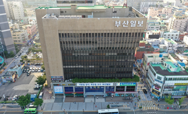 <부산일보>가 9월 10일로 창간 75주년을 맞았다. 팬데믹과 지방소멸이라는 '위기의 시대'를 맞아 <부산일보>는 창간 특집의 키워드로 '동행'을 뽑아 들었다. 부산일보 사옥 전경. 정종회 기자 jjh@
