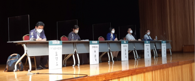 11일 오후 진해문화센터 실내체육관에서 열린 제1회 연도여자상여소리 학술세미나에서 좌장을 맡은 동국대 임돈희 교수가 이야기를 하고 있다./주재옥 기자/