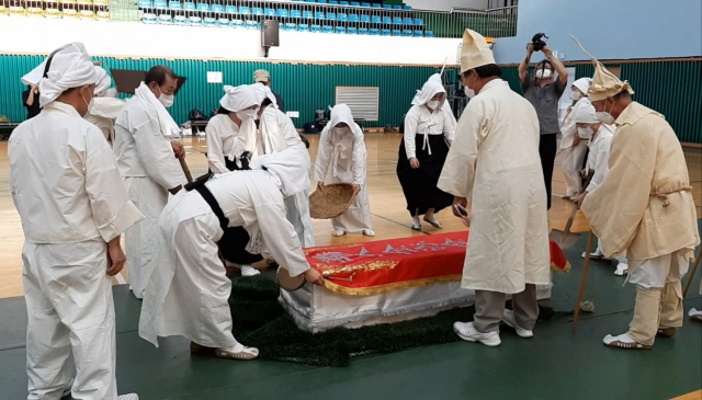 연도여자상여소리 전통상례보존회 회원들이 하관 장면을 시연하고 있다./주재옥 기자/