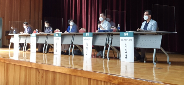 11일 오후 진해문화센터 실내체육관에서 열린 제1회 연도여자상여소리 학술세미나에서 세명대 최자운 교수가 주제 발표를 하고 있다./주재옥 기자/