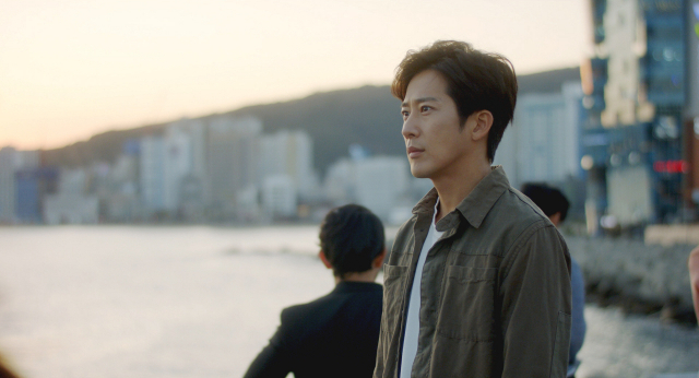 이완 배우가 맡은 영화 ‘영화의 거리’ 도영은 영화감독의 꿈을 이루기 위해 부산을 떠났다가 다시 영화를 촬영하기 위해 부산에 돌아온 인물로 그려진다. ‘영화의 거리’ 속 한 장면. 씨네소파 제공