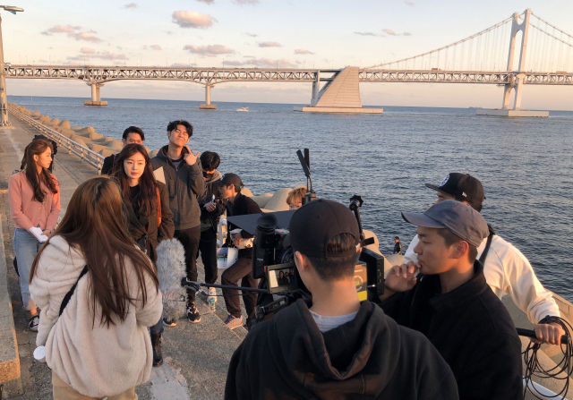 2019년 11월 부산 전역에서 ‘영화의 거리’를 촬영했다. 부산 수영구 광안리 민락항 방파제에서 촬영 중인 모습이다. 제작사 ‘눈’ 제공