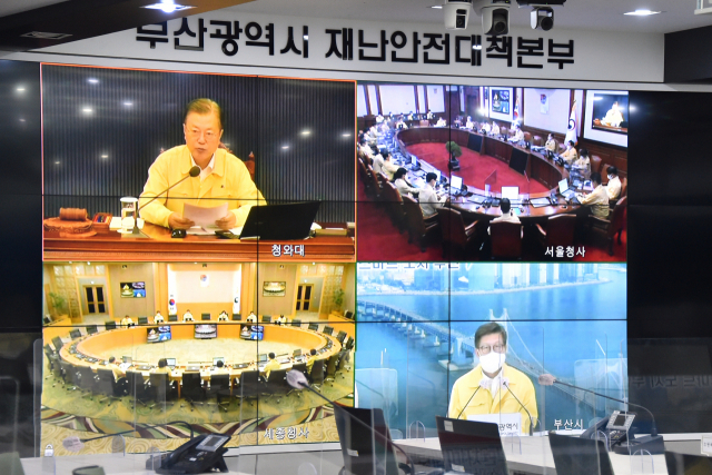 14일 오전 청와대에서 문재인 대통령(왼쪽 상단) 주재로 열린 국무회의(영상회의)에서 박형준 부산시장(오른쪽 하단)이 '2030부산세계박람회 유치를 위한 부산시의 추진상황과 노력에 대해 보고하고 있다. 박 시장은 부산세계박람회(월드엑스포) 유치를 위한 강력한 의지 표명과 함께 정부 차원의 적극적인 지원을 요청했다. 부산시 제공