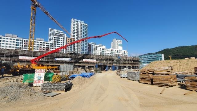 15일 세종시 금남면 집현중학교 신축 공사 현장. 철근 대란으로 당초 목표한 준공일 보다 30일 늦춰졌다. 사진=박우경 기자