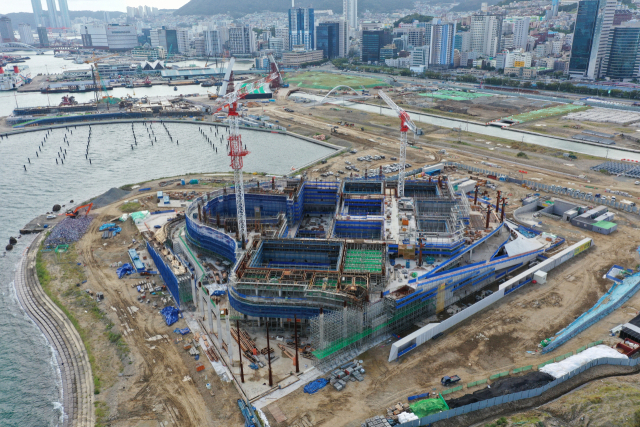 15일 부산 북항 오페라하우스 공사 현장. 공정률이 26%에 달한다. 북항재개발구역 랜드마크로 자리 잡을 오페라하우스 건립비가 2017년 산정한 2500억 원에서 토사 처리비, 물가 상승 등의 이유로 550억 증액된 3050억 원으로 조정됐다. 김경현 기자 view@