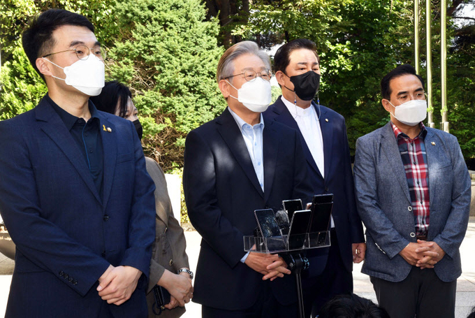 더불어민주당 대권 주자인 이재명 경기지사가 22일 취재진과 인터뷰에서 "대장동은 원래 LH가 공영개발하던 걸 국민의힘 정치인이 압력을 넣어서 결국은 민간개발로 전환한 것"이라고 밝히고 있다. 2021.9.22 /국회사진기자단