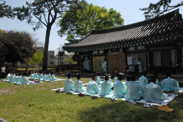 광주시 광산구 임곡동에 소재한 월봉서원에서 진행된 선비체험 장면. <광주일보 자료>
