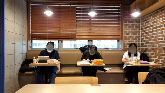 21일 오후 4시쯤 찾은 대구 수성구에 있는 한 스터디카페. 추석에도 학생들이 열심히 공부하고 있다. 윤정훈 기자